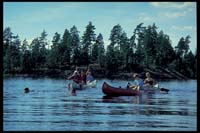 Rückkehr von der 'Himbeerinsel'. (Im Wasser schwimmend: Albrecht, Frank, Katha und Stefan)