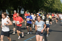 Marathonläufer nahe Theodor-Heuss-Brücke