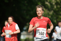 Marathonläuferin (Staffel) nahe Theodor-Heuss-Brücke