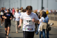 Marathonläuferin (Staffel) auf der Oberkasseler Brücke