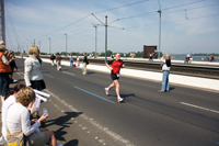 Marathonläufer auf der Oberkasseler Brücke